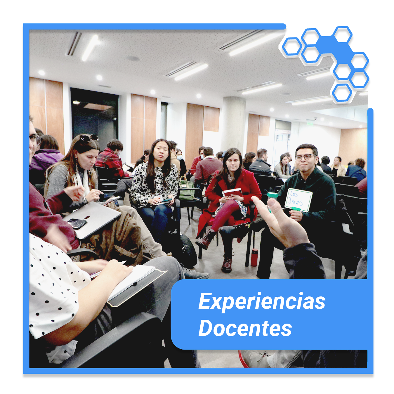 Estudiantes universitarios sentados en una sala de clases