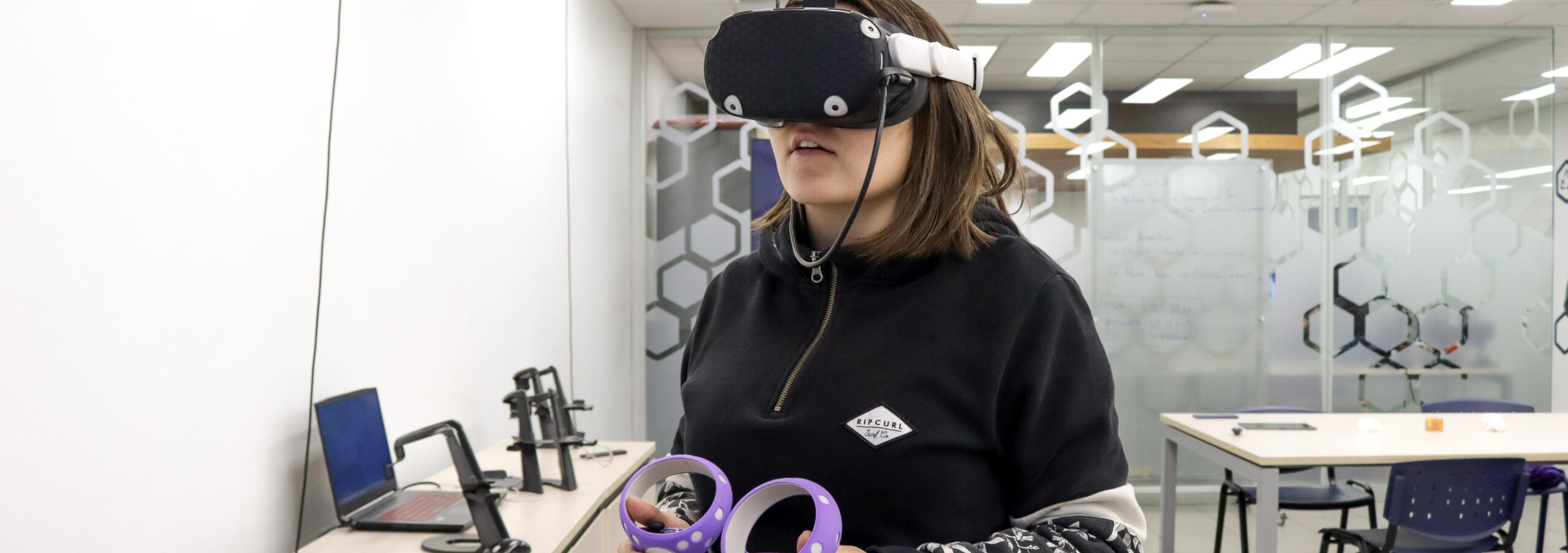 Persona utilizando oculus en Virtualab