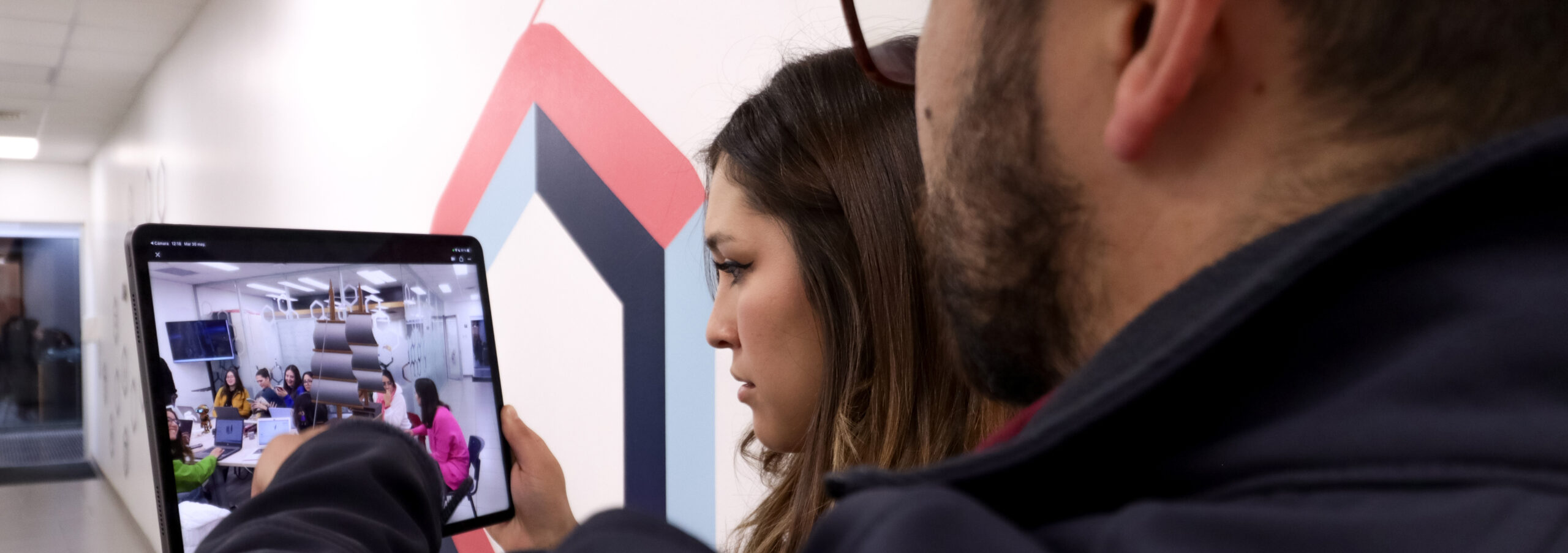 Persona utilizando tablet