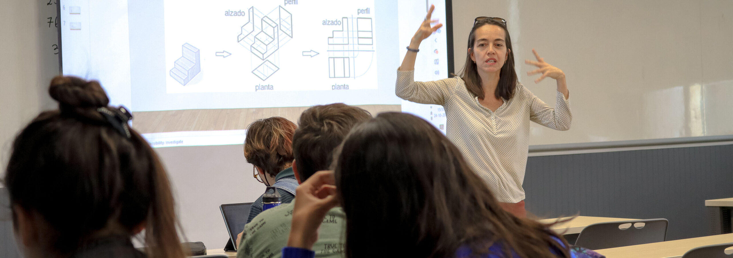 Profesora en sala de clases con estudiantes