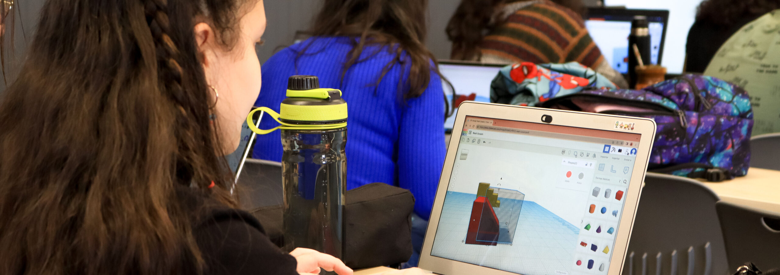 Estudiante utilizando notebook en sala de clase
