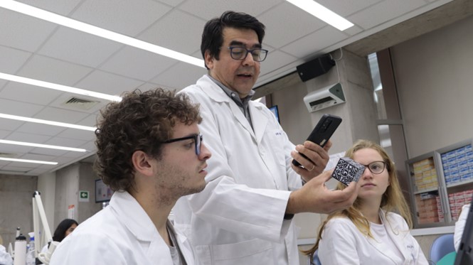 Fotografía docente scaneando Merge